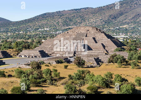 Piramide della Luna con Plaza della Luna e una parte del Viale dei Morti visto dalla Piramide del Sole a San Joan Teotihuacan, vicino Messico Foto Stock