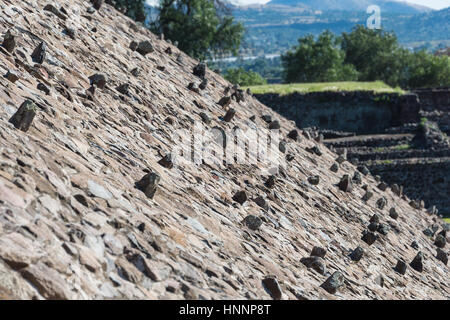 Rocce sporgenti sul versante della Piramide del sole in San Joan Teotihuacan, vicino a Città del Messico in Messico. Foto Stock