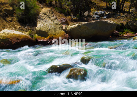 Esposizione a lungo fiume con colori saturi Foto Stock