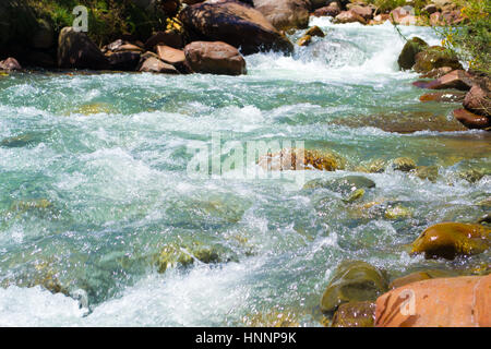 Esposizione a lungo fiume con colori saturi Foto Stock