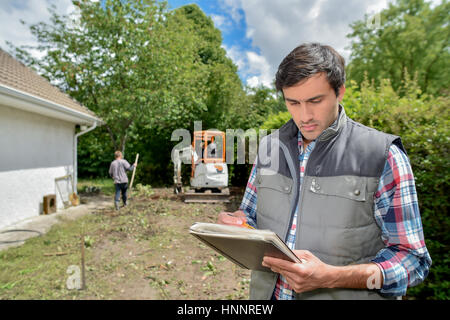 Caposquadra azienda carta e penna Foto Stock