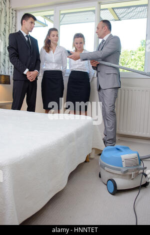 Cameriera dell'hotel con aspirapolvere Foto stock - Alamy