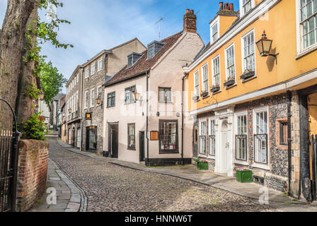 Elm Hill a Norwich, una storica stradina acciottolata a Norwich, Norfolk con molti edifici risalenti al periodo Tudor Foto Stock