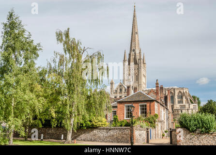 La Cattedrale di Norwich è una cattedrale della Chiesa d'Inghilterra a Norwich, Norfolk, Inghilterra, dedicata alla Trinità Santa e indivisa Foto Stock