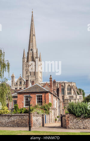 La Cattedrale di Norwich è una cattedrale della Chiesa d'Inghilterra a Norwich, Norfolk, Inghilterra, dedicata alla Trinità Santa e indivisa Foto Stock