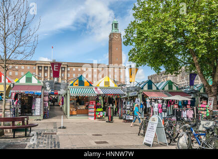 Bancarelle del mercato alla Piazza del mercato di Norwich con il Municipio sullo sfondo, Norfolk, Inghilterra, Regno Unito. Foto Stock