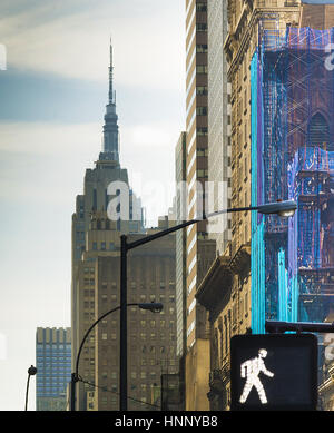 New York, Stati Uniti d'America, novembre 2016: la veduta urbana di New York strade con l'Empire State Building in background Foto Stock