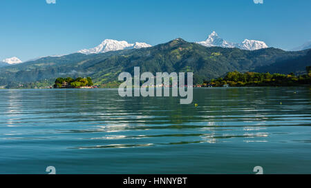 Il Machapuchare e catena Hannapurna visto dal lago Phewa in Pokhara, Nepal Foto Stock