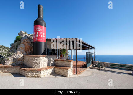 Enoteca con gigante bottiglia di vino al di fuori, vicino a Orebic, penisola di Sabbioncello, Croazia Foto Stock