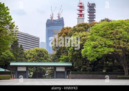 TOKYO, Giappone - CIRCA APR, 2013: vista da Tokyo Imperial Palace area al gate al ponte Nijubashi e Toranomon Hills Mori Tower in costruzione. In Foto Stock