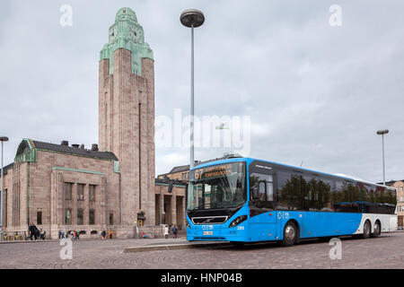 HELSINKI, Finlandia - CIRCA SEP, 2016: passeggero blu city bus è vicino bilding della linea ferroviaria e la stazione della metropolitana. Il Rautatientori è il punto locale di tutti Foto Stock