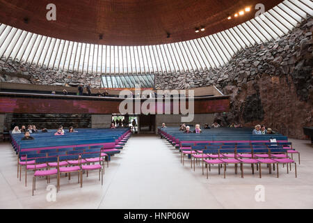 HELSINKI, Finlandia - CIRCA SEP, 2016: sala con illuminazione naturale interno è sul Temppeliaukio Chiesa Luterana. Il tempio è intagliato nella roccia Foto Stock