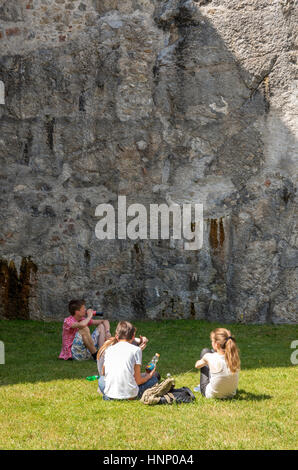 Ragazzi in appoggio in erba al castello Hohensalzburg di Salisburgo, Austria. Foto Stock