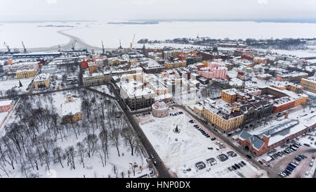 Panorama della città di Vyborg e porto marittimo alla stagione invernale. Il castello medievale e il Golfo di Finlandia. È città russa di Leningrado, Oblast di Russia. Antenna Foto Stock