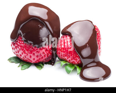 Due fragole affogate nella fonduta di cioccolato su sfondo bianco. Foto Stock