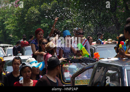 Le persone che si godono il Songkran celebrazioni in Chiang Mai, Thailandia. Foto Stock