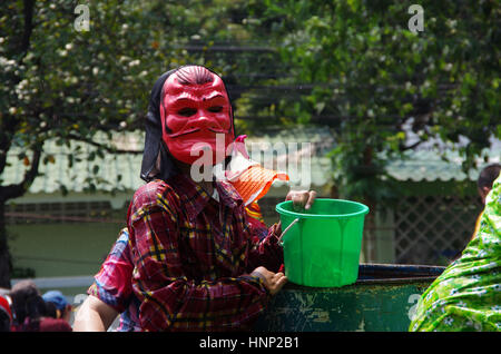 Le persone che si godono il Songkran celebrazioni in Chiang Mai, Thailandia. Foto Stock