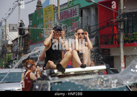 Le persone che si godono il Songkran celebrazioni in Chiang Mai, Thailandia. Foto Stock