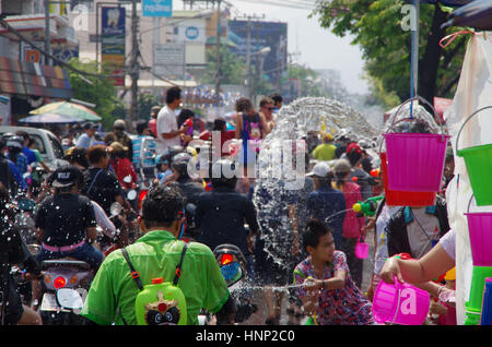 Le persone che si godono il Songkran celebrazioni in Chiang Mai, Thailandia. Foto Stock