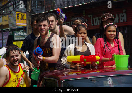 Le persone che si godono il Songkran celebrazioni in Chiang Mai, Thailandia. Foto Stock