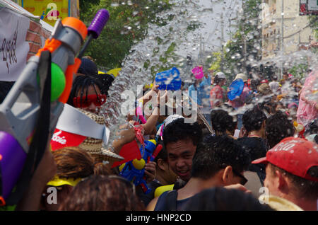 Le persone che si godono il Songkran celebrazioni in Chiang Mai, Thailandia. Foto Stock