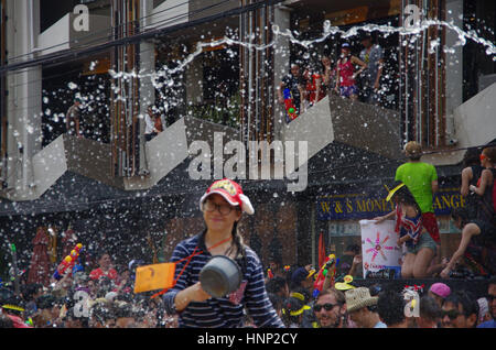 Le persone che si godono il Songkran celebrazioni in Chiang Mai, Thailandia. Foto Stock