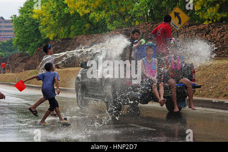 Le persone che si godono il Songkran celebrazioni in Chiang Mai, Thailandia. Foto Stock