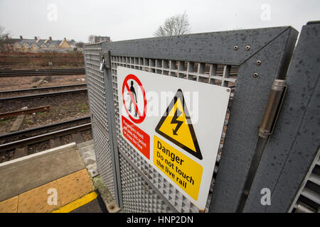 Segnale di avvertimento in corrispondenza di qua verde stazione ferroviaria , Londra, Regno Unito Foto Stock