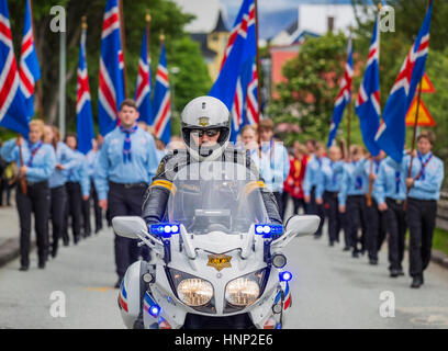 Leader in moto gli scout durante una parata, giorno di indipendenza, Reykjavik, Islanda Foto Stock