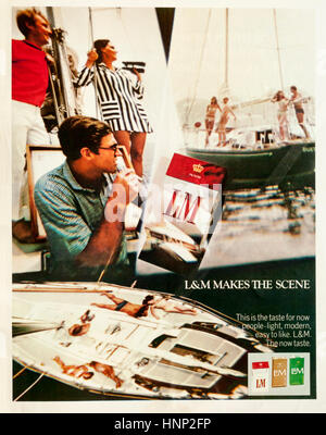 Negli anni sessanta la pubblicità delle sigarette in un magazzino Foto Stock