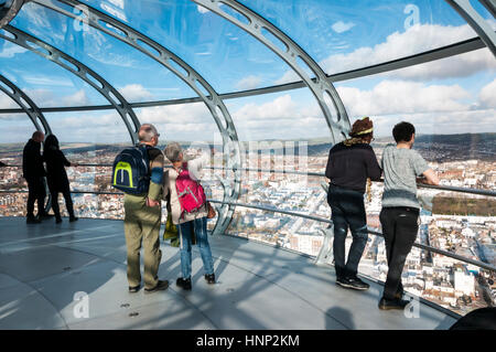 Visitatori godendo la vista dalla crescente pod o cabina del British Airways i360 torre di osservazione sul lungomare di Brighton. Vista verso nord. Foto Stock