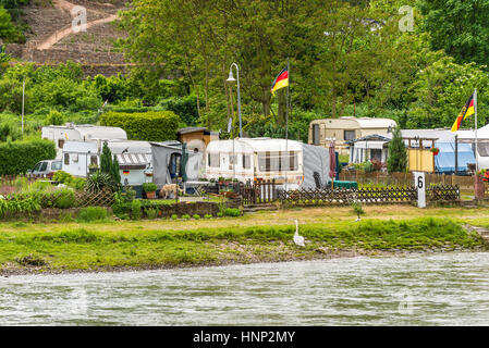 Trechtingshausen, Germania - 23 Maggio 2016: Camping Marienort in Trechtingshausen vicino Reichenstein castello nel tempo nuvoloso, Valle del Reno, Rhineland-Pa Foto Stock