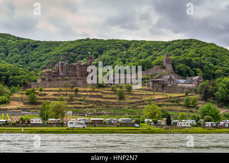 Trechtingshausen, Germania - 23 Maggio 2016: Camping Marienort in Trechtingshausen vicino Reichenstein castello nel tempo nuvoloso, Valle del Reno, Rhineland-Pa Foto Stock