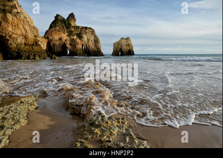 Praia dos Tres Imaos, vicino a Alvor in Algarve occidentale Foto Stock