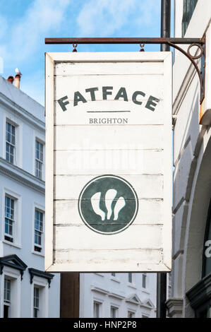 Segno sulla moda abbigliamento shop Fatface o faccia grassa in Brighton, Regno Unito. Foto Stock