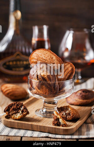 In casa in marmo bianco e nero madeleines cookie Foto Stock