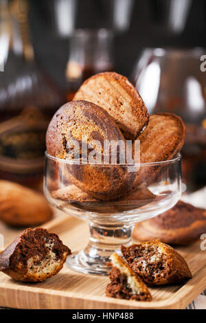 In casa in marmo bianco e nero madeleines cookie Foto Stock