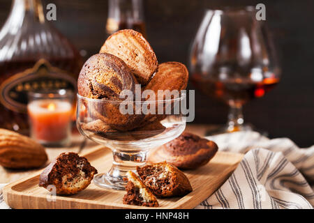 In casa in marmo bianco e nero madeleines cookie Foto Stock