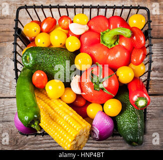 Fresche e mature - verdure avocado, granturco dolce, pomodori ciliegini, cipolla, aglio, limone e peperoncino Foto Stock