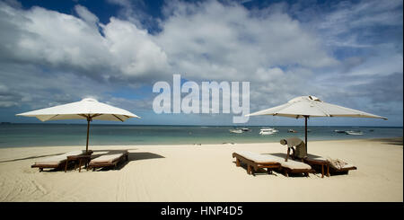 Oberoi hotel di lusso Oberoi hotel di lusso, servizio spiaggia prepara le sedie, ombrelloni, nuvole, spiaggia, spiaggia vuota sedie, Oberoi hotel di lusso, MUS, Mauri Foto Stock