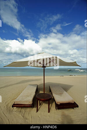 Oberoi hotel di lusso Oberoi hotel di lusso, servizio spiaggia prepara le sedie, ombrelloni, nuvole, spiaggia, spiaggia vuota sedie, Oberoi hotel di lusso, MUS, Mauri Foto Stock