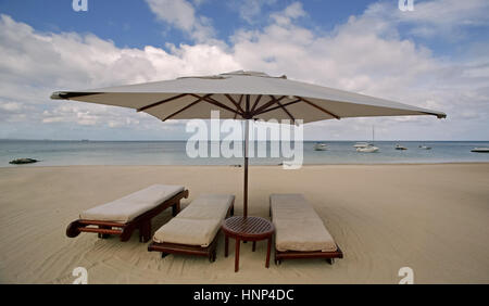 Oberoi hotel di lusso Oberoi hotel di lusso, servizio spiaggia prepara le sedie, ombrelloni, nuvole, spiaggia, spiaggia vuota sedie, Oberoi hotel di lusso, MUS, Mauri Foto Stock