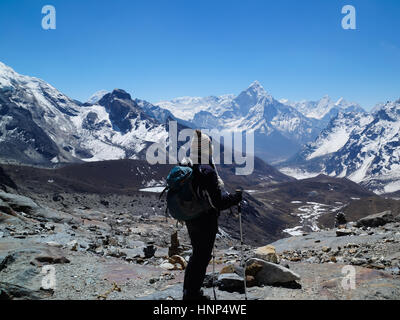 Trekker sul Campo Base Everest Trek in piedi con le montagne sullo sfondo Foto Stock