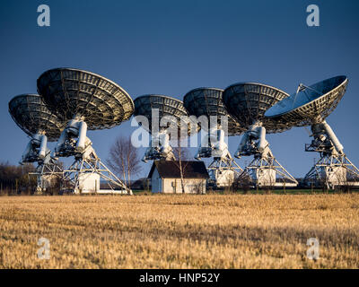 Diverse radio telescopi, parte di Mullard Radio Astronomy Observatory Arcminute Microkelvin Imager Array di grandi dimensioni nr Cambridge. Foto Stock