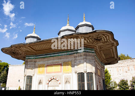 Vista di Sultan Fountain di Ahmed III. Si tratta di in un bagno turco in stile rococò struttura situata nella grande piazza di fronte al cancello imperiale del Topkapı Palace i Foto Stock