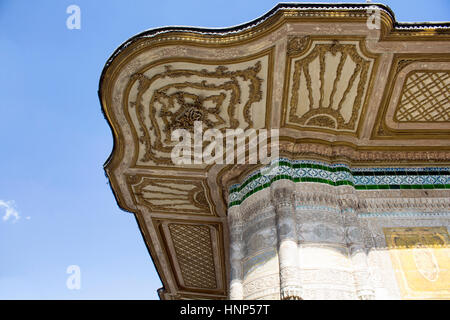 Vista ravvicinata dei dettagli di Sultan Fountain di Ahmed III. Si tratta di in un bagno turco in stile rococò struttura situata nella grande piazza di fronte al cancello imperiale Foto Stock