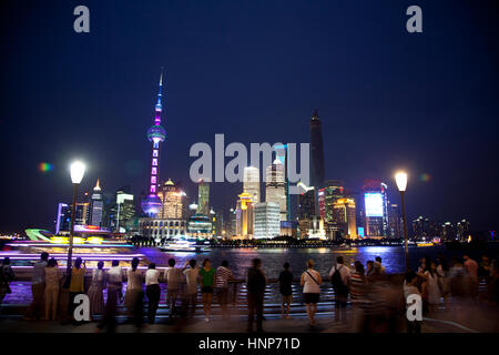 La vista notturna della citta' di Shanghai Foto Stock