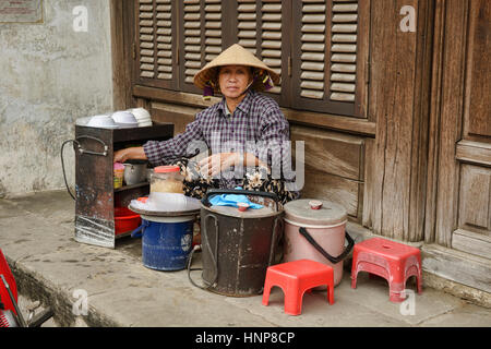 Ritratto di un fornitore di prodotti alimentari, Hoi An, Vietnam Foto Stock