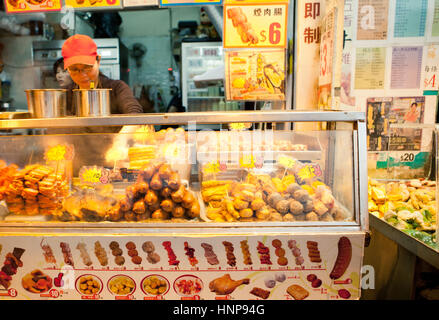 Fornitore di cibo sulla strada di Kowloon, Hong Kong il 13 marzo 2012. Foto Stock