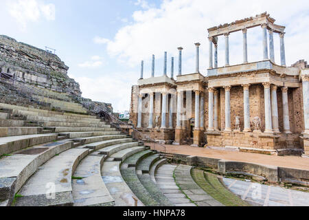 Merida, provincia di Badajoz, Estremadura, Spagna. Dettaglio del palcoscenico del Teatro Romano, costruita negli anni 16 al 15 A.C. Foto Stock